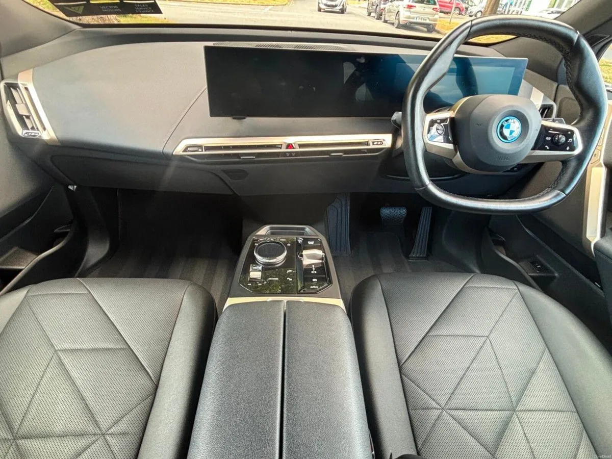 BMW iX M-SPORT 22" WHEELS SUNROOF SKY LOUNGE - Image 2