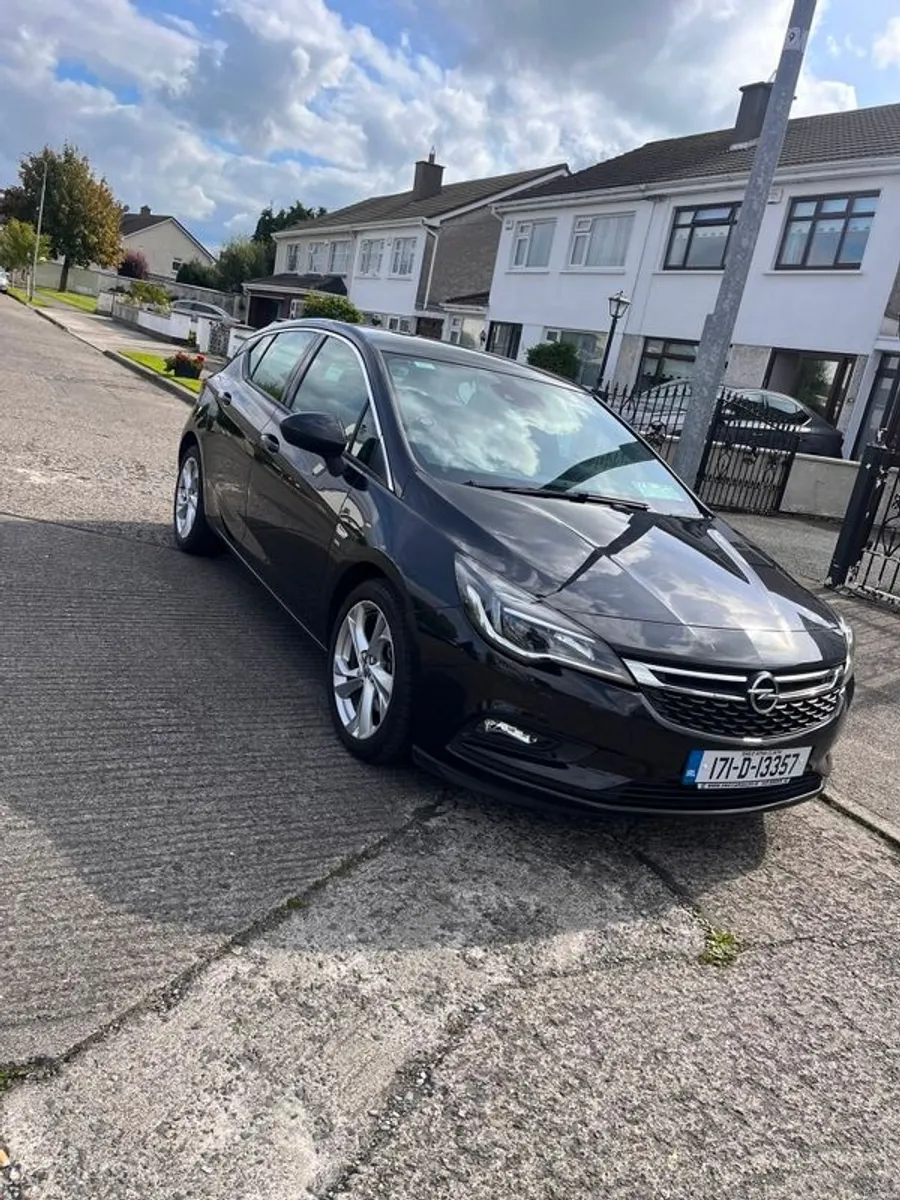 2017 Opel Astra - Image 1