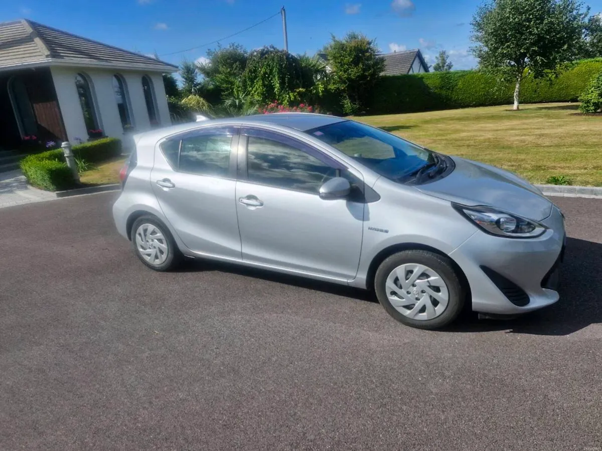 Toyota Aqua hybrid - Image 2