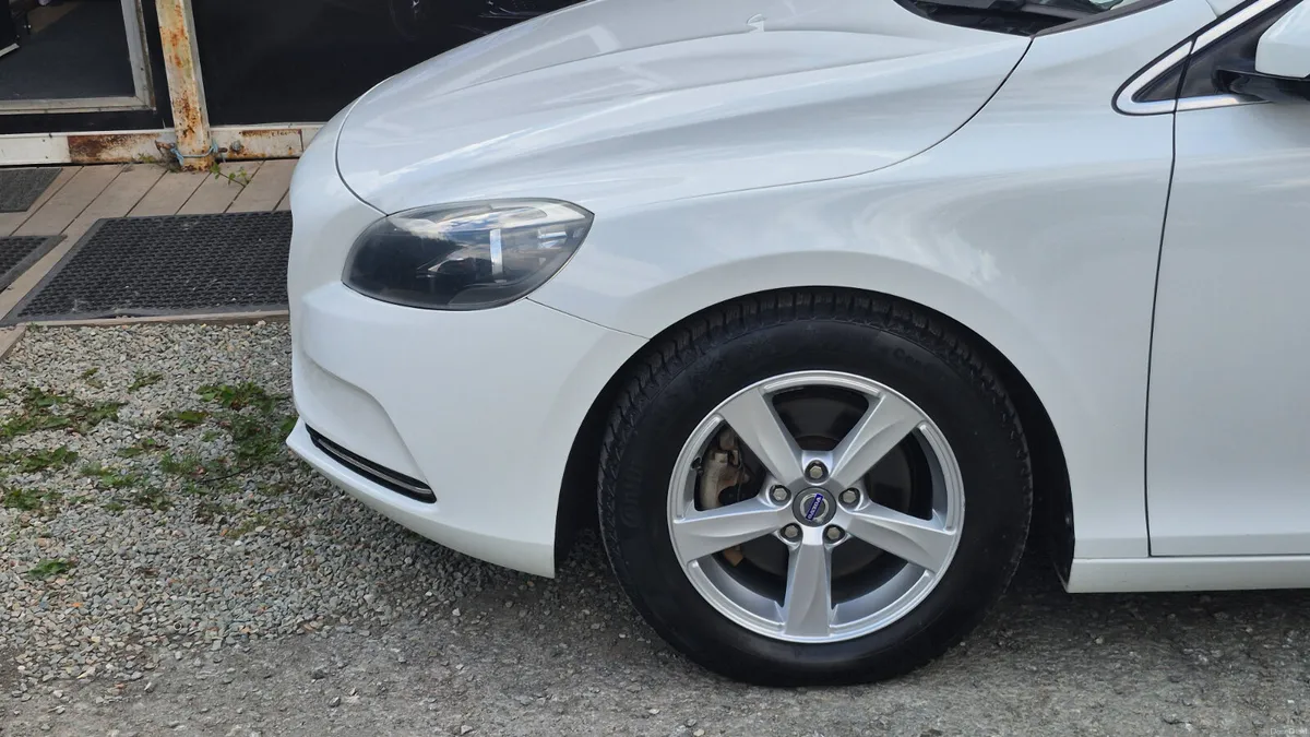 Volvo V40 2014 Automatic - Image 4