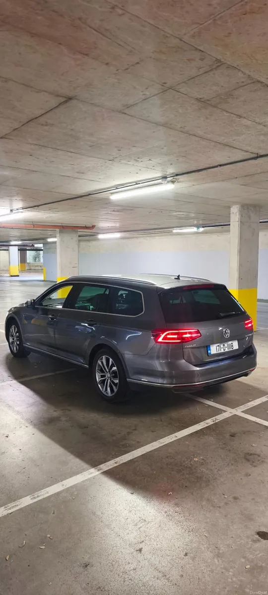 Volkswagen Passat 2017 - Image 2