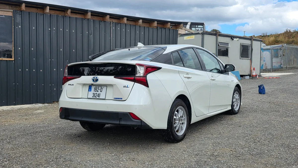 Toyota Prius 1.8L Hybrid **Leather Seats** - Image 6