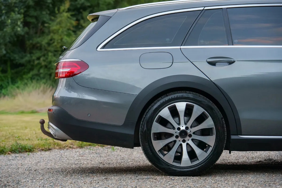 2017Mercedes-Benz E220d All Terrain 4MATIC - Image 5