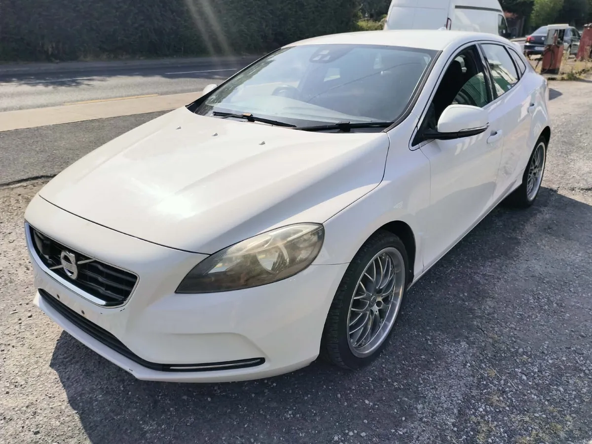 Volvo V40 1.6 Petrol Low kms! - Image 3