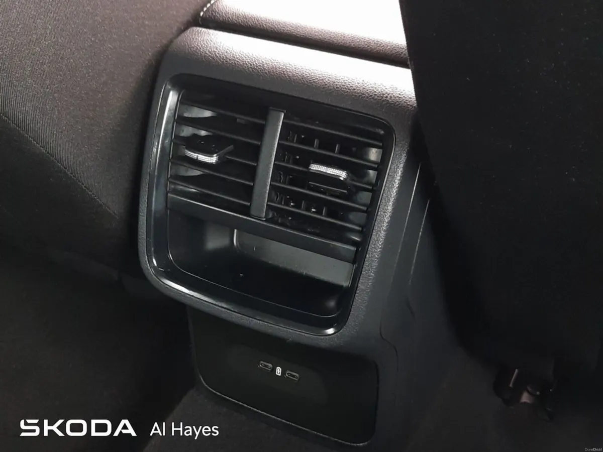 Skoda Octavia **1 OWNER--REVERSING CAMERA**AMB 2.0 - Image 4