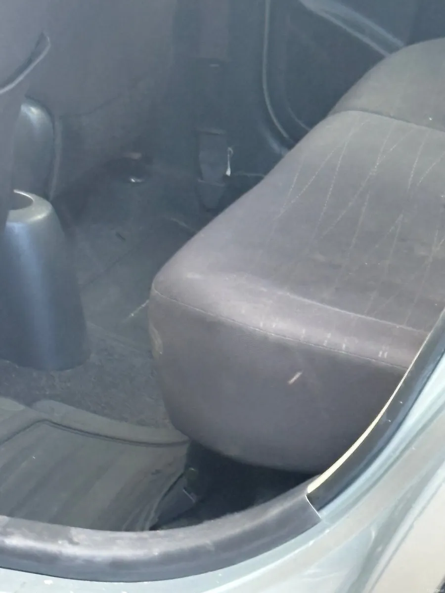 Toyota Yaris 2006 - Image 2