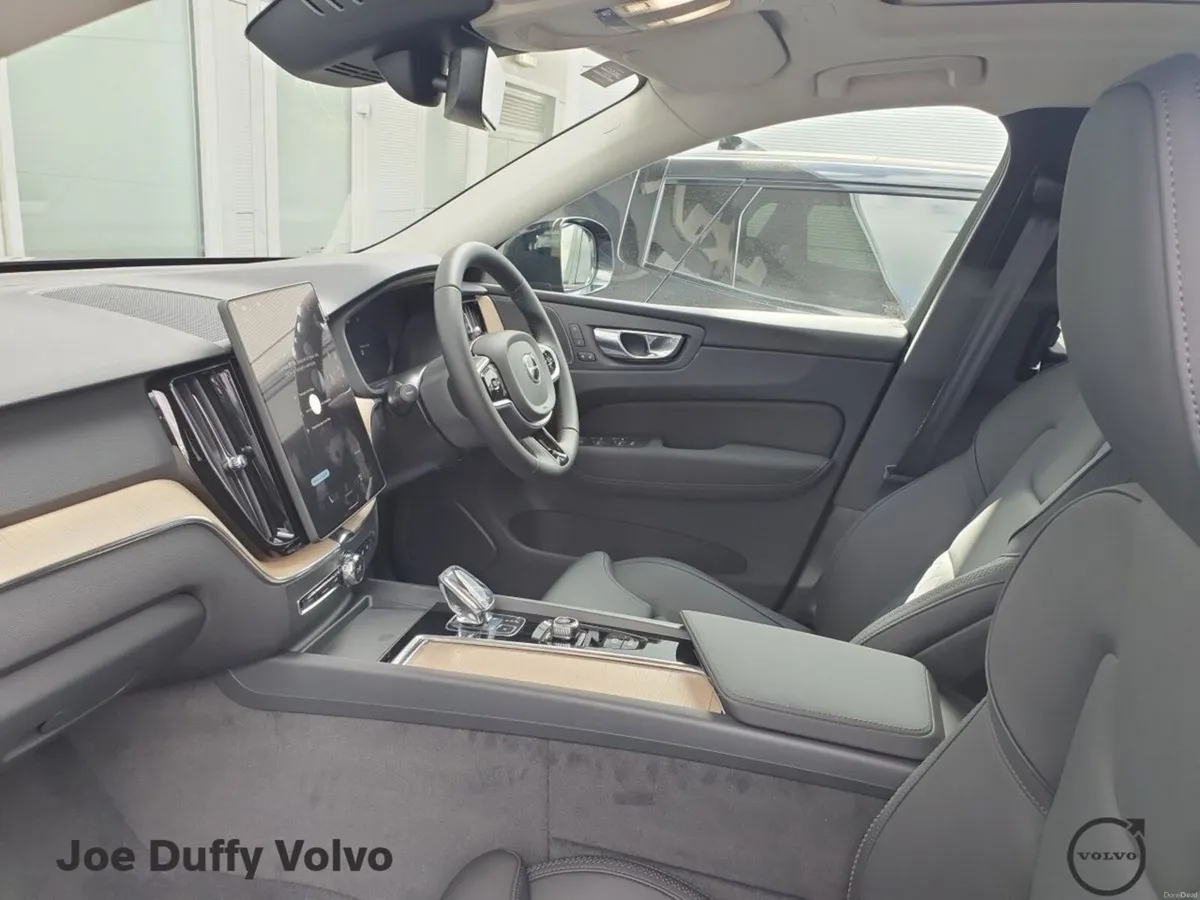 Volvo XC60 T6 AWD PHEV Plus Dark - Image 5