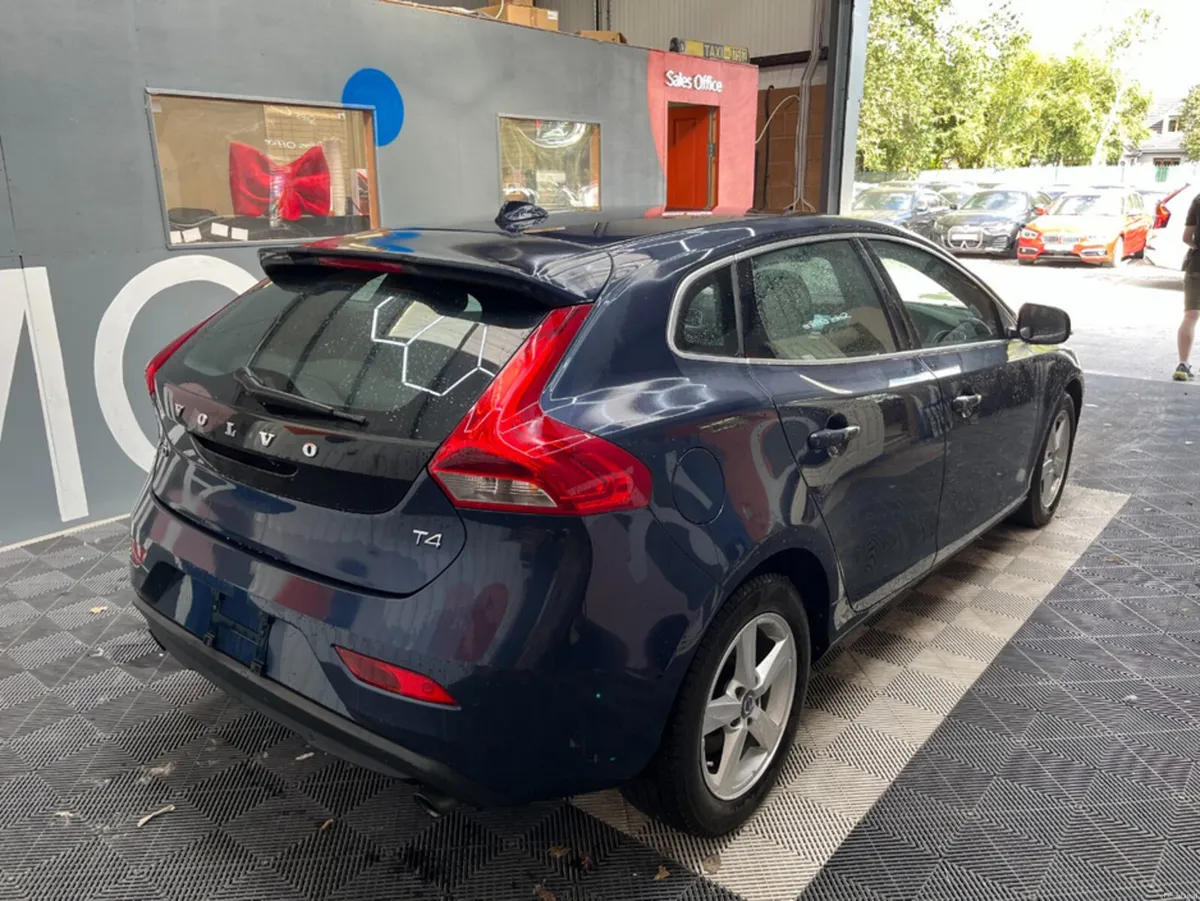 Volvo V40 2015 VOLVO V40 T4 1.6 AUTOMATIC / CRUISE - Image 2