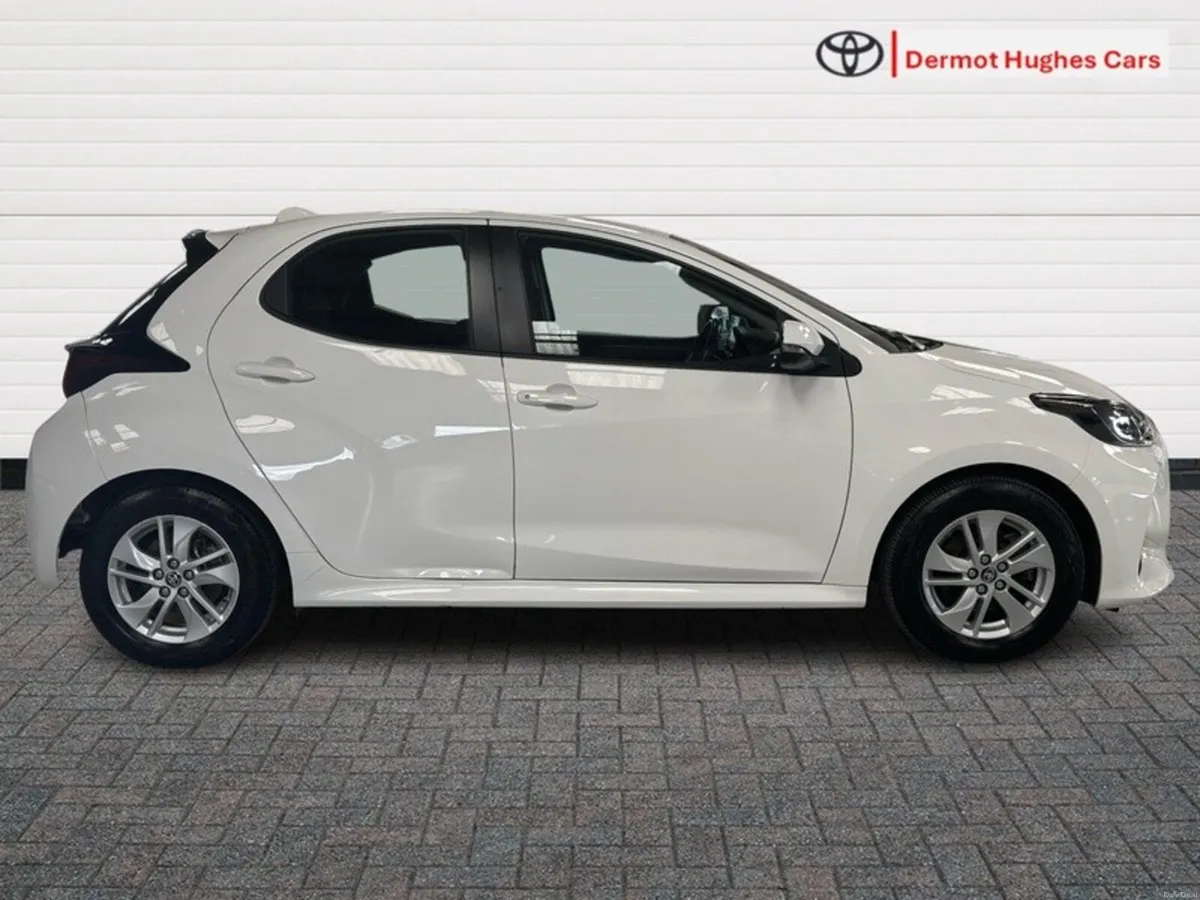 Toyota Yaris HYBRID LUNA AUTO - Image 3