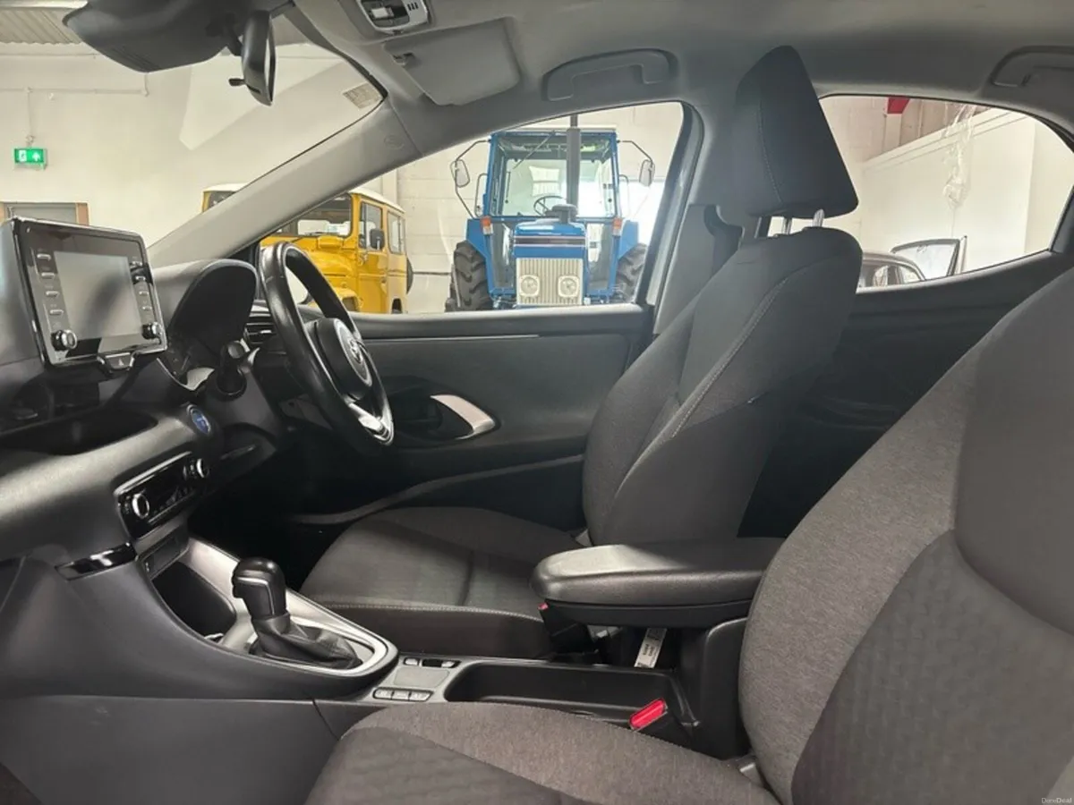Toyota Yaris HYBRID LUNA AUTO - Image 6