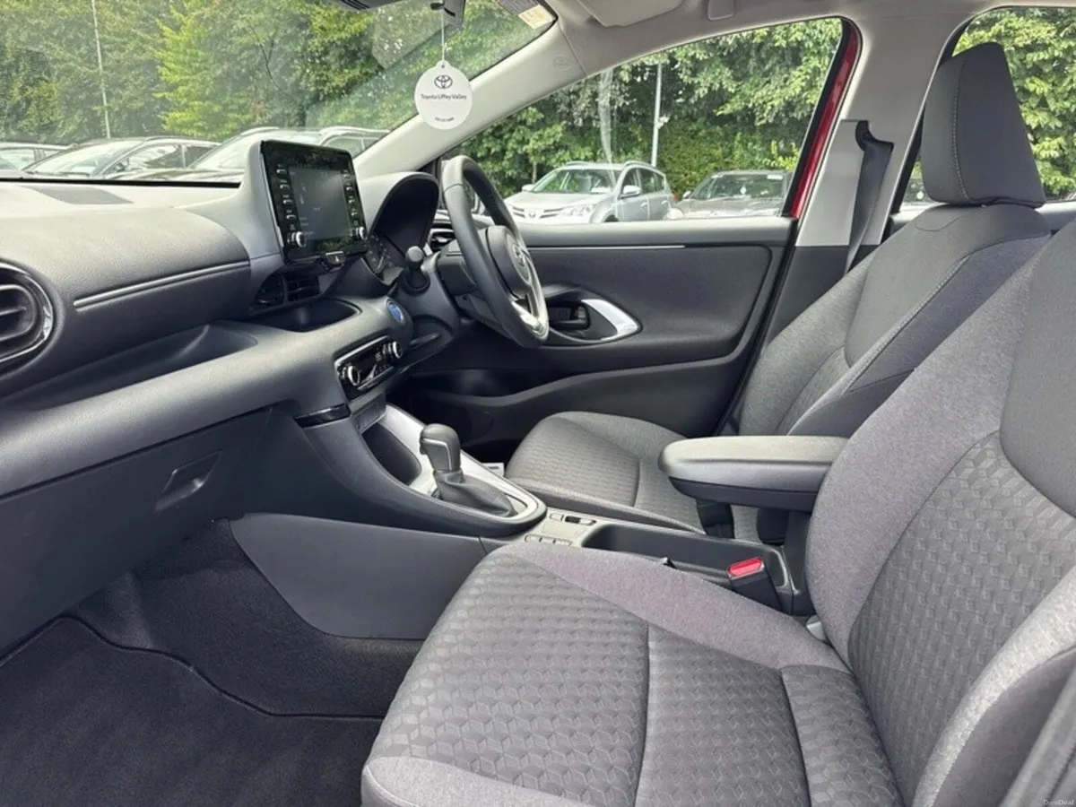 Toyota Yaris YARIS HYBRID LUNA - Image 6