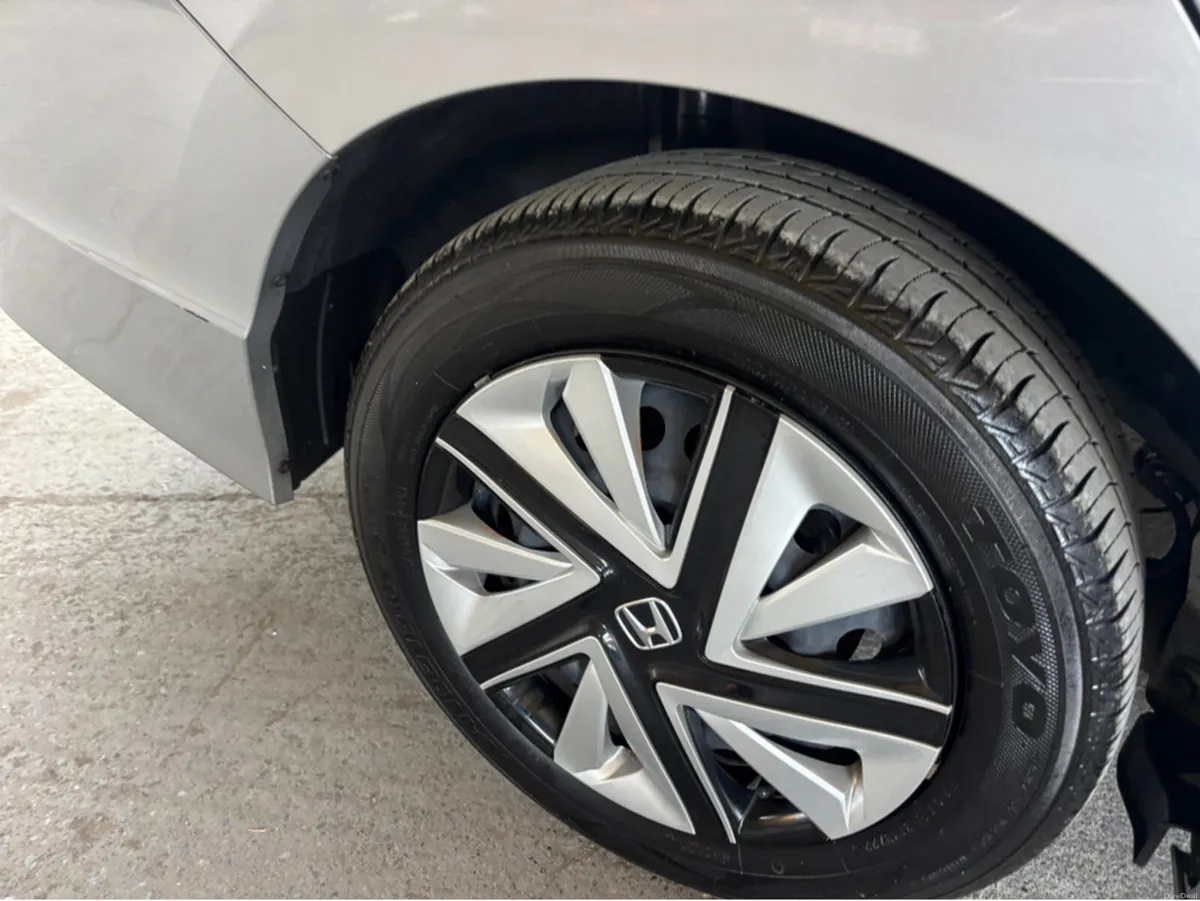 Honda Shuttle Self Charging hybrid - Image 6