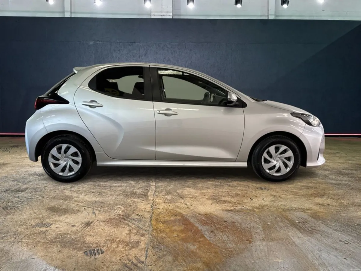Toyota Yaris 1.5 HYBRID AUTOMATIC - CRUISE CONTROL - Image 2