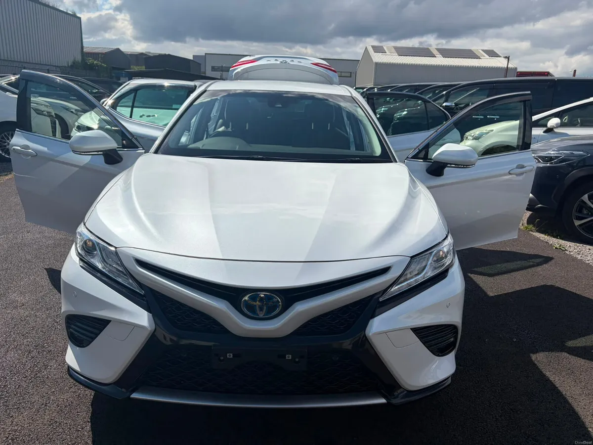 2021 Toyota Camry hybird automatic 1 owner LEATHER - Image 6