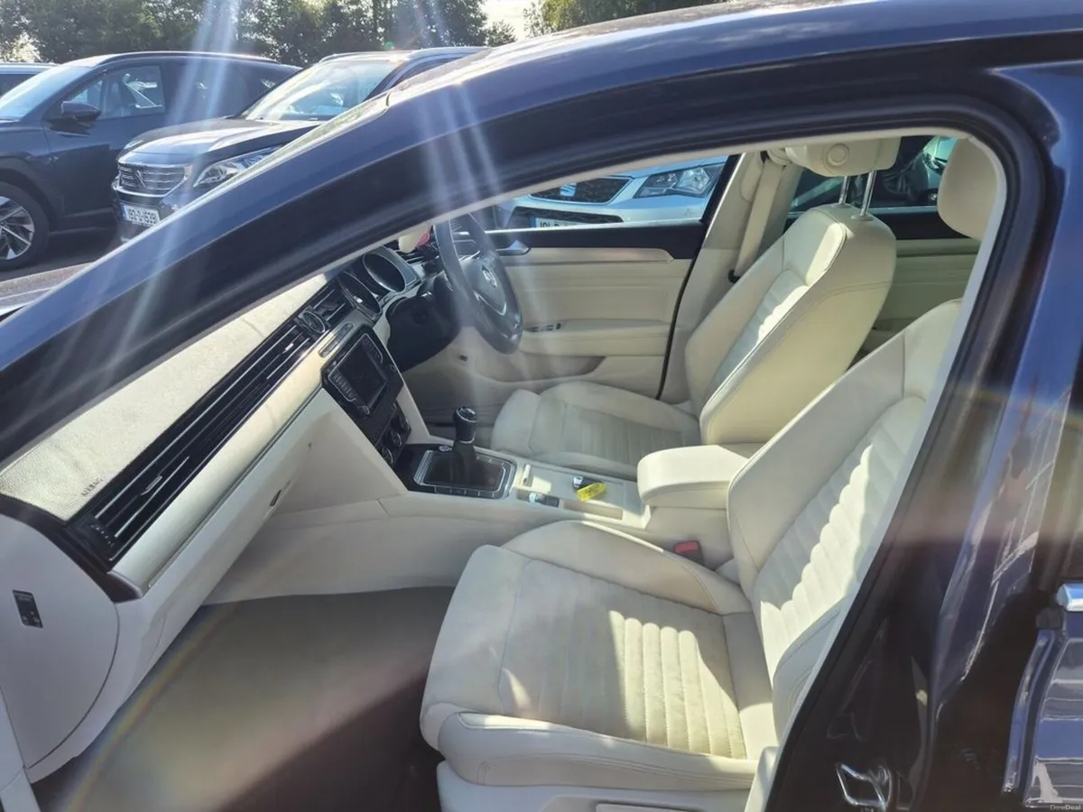 Volkswagen Passat Highline 1.6 TDI M6F 120HP 4DR - Image 4