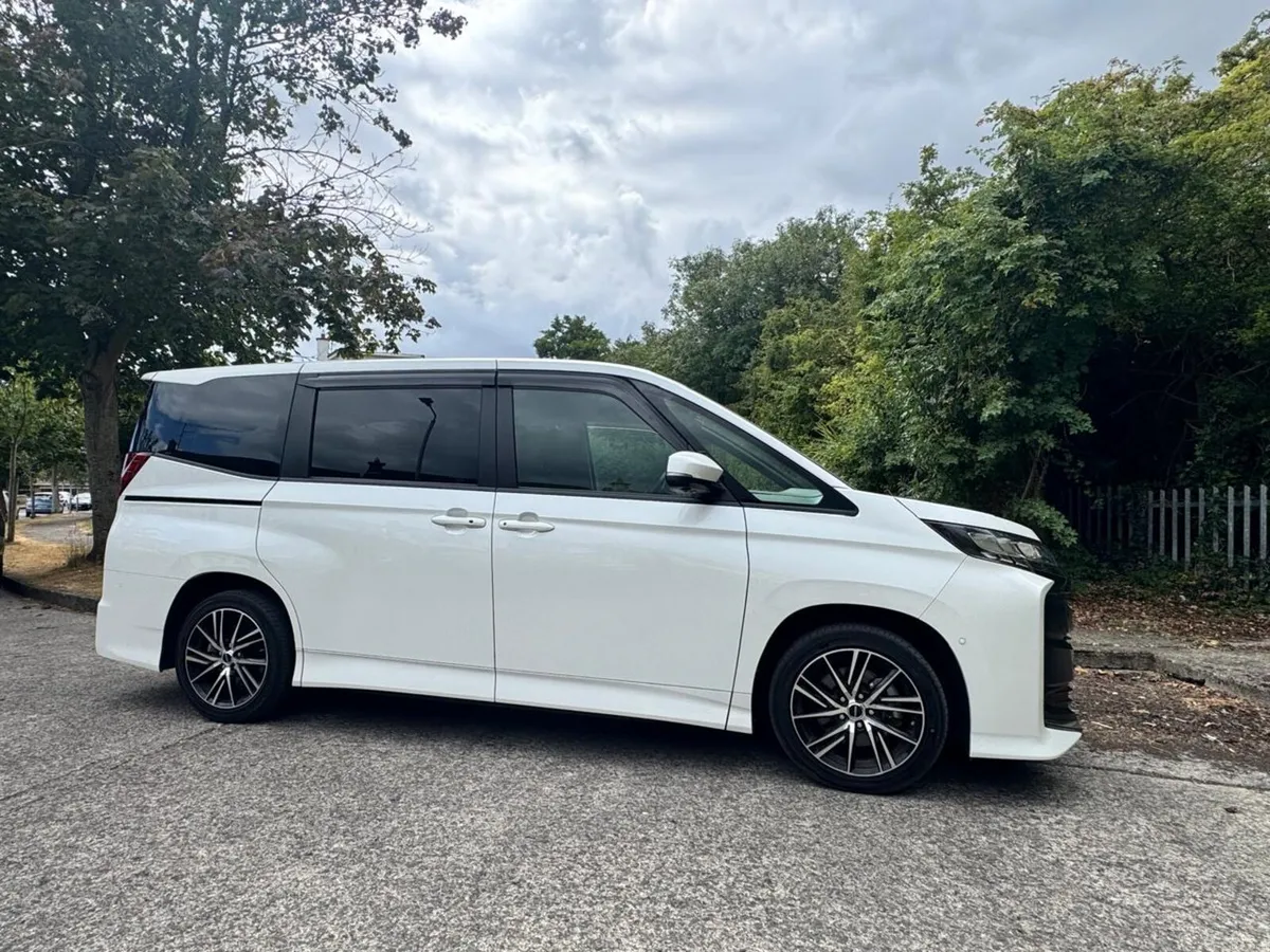 Toyota Noah Hybrid – 8 222 Reg - Image 4