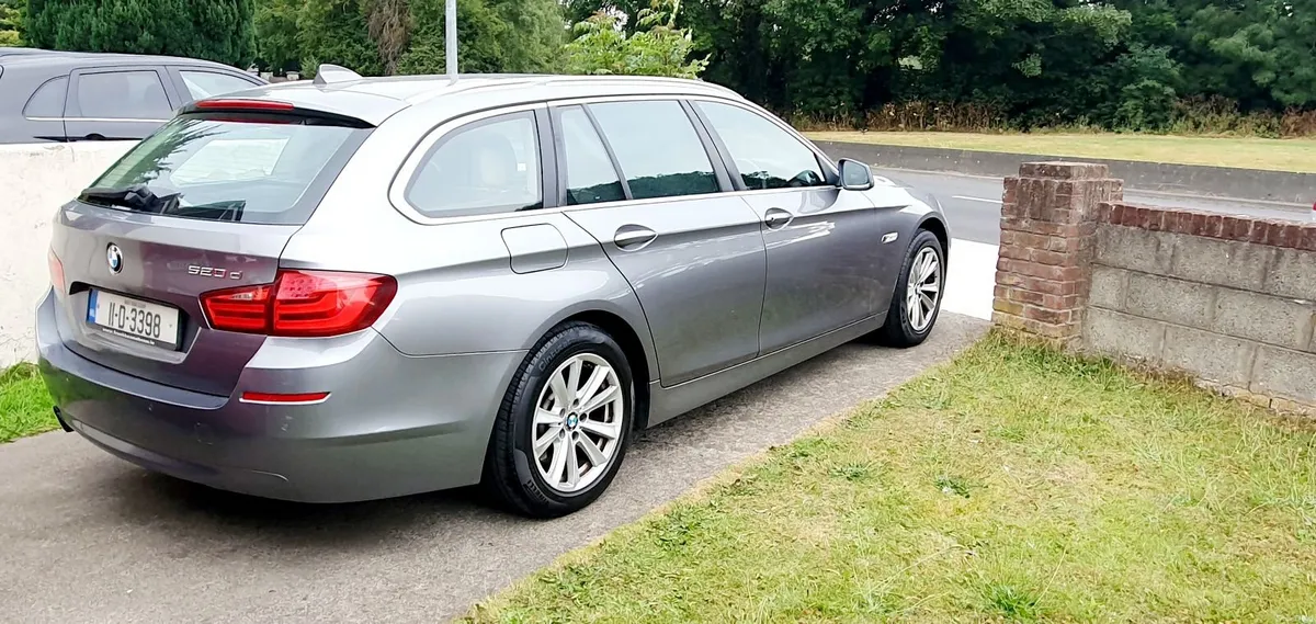 BMW 5-Series 2011 - Image 2