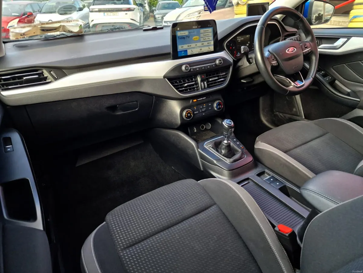 Ford Focus ZETEC 1.0 ECOBOOST 125PS 5DR 4 - Image 3