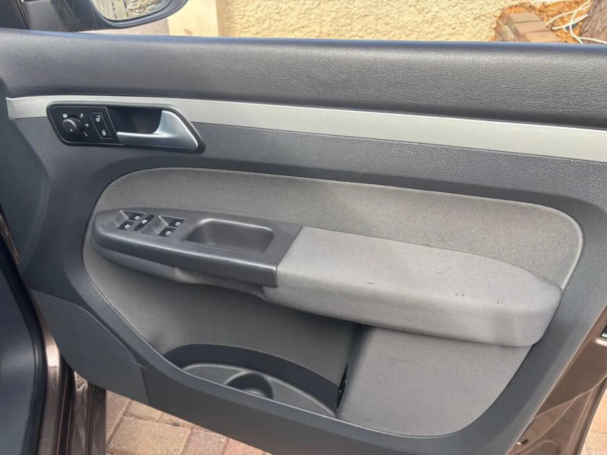 Volkswagen Touran TRENDLINE BLUEMOTION 1.6 TDI DSG - Image 6