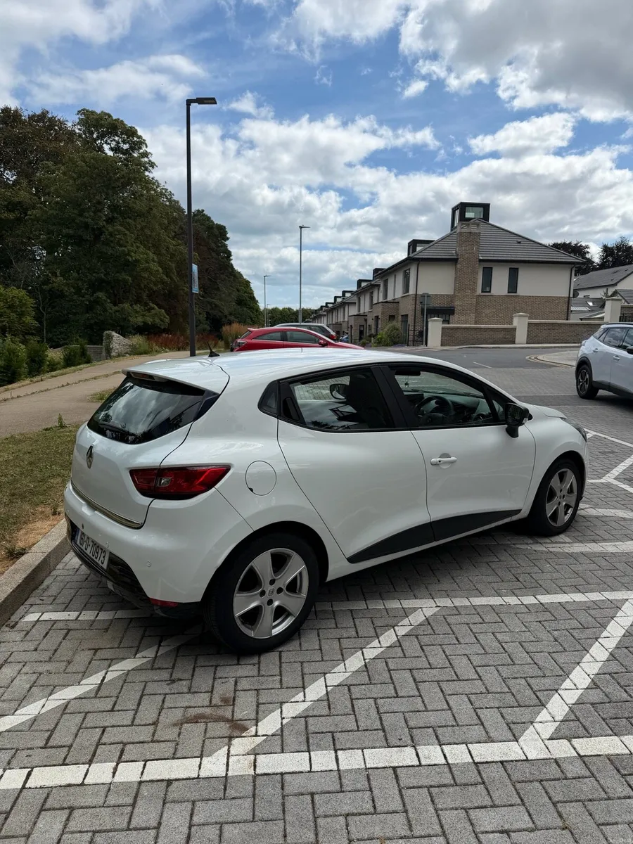 Renault Clio Play 2016 (Carplay & Parking Help) - Image 4