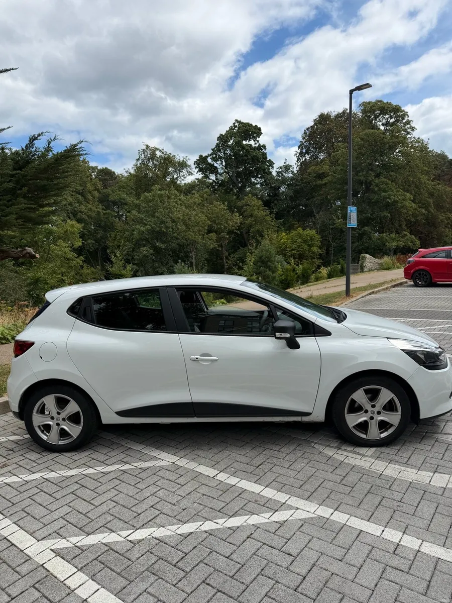 Renault Clio Play 2016 (Carplay & Parking Help) - Image 3