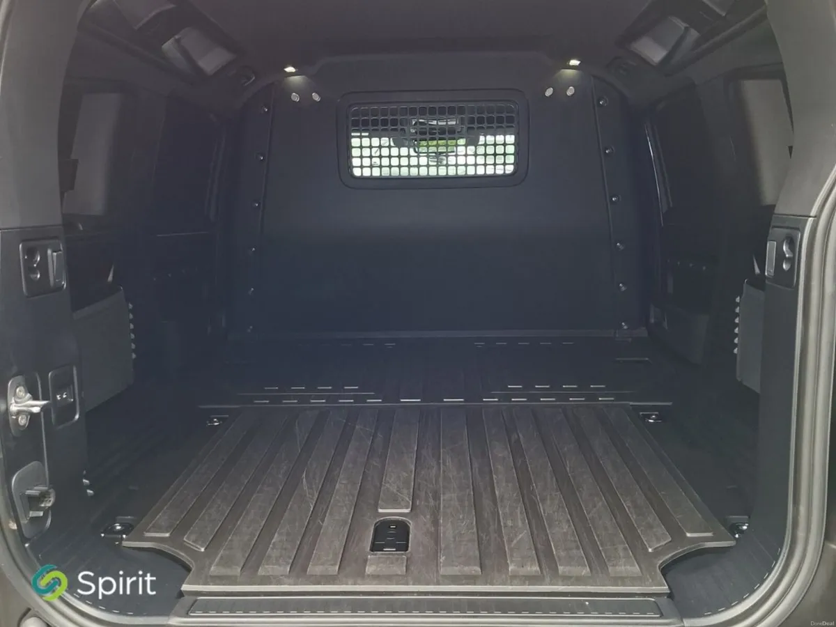 Land Rover Defender 110 3.0D X-DYNAMIC - Image 5