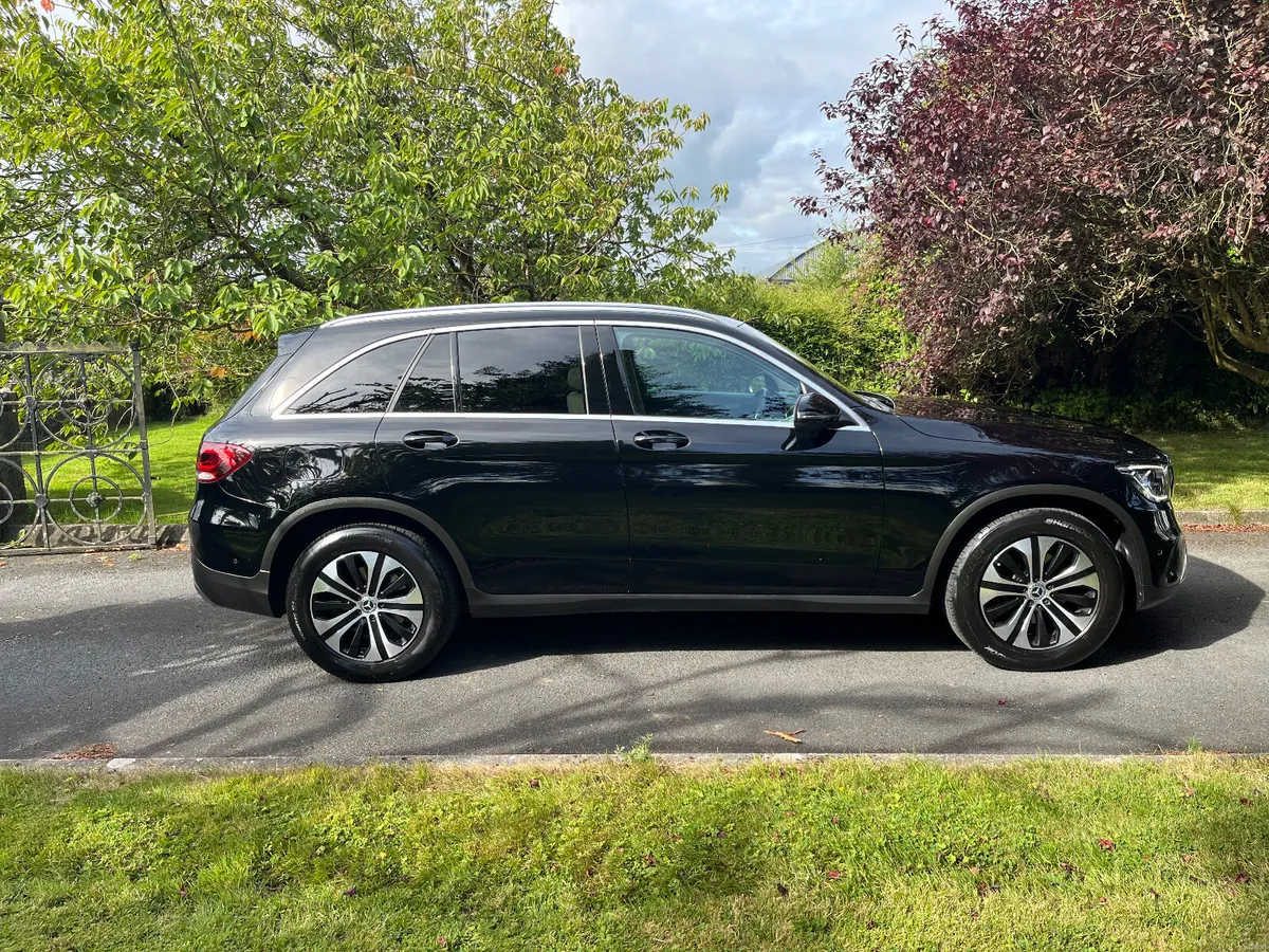 Mercedes-Benz GLC220d  2022 - Image 2