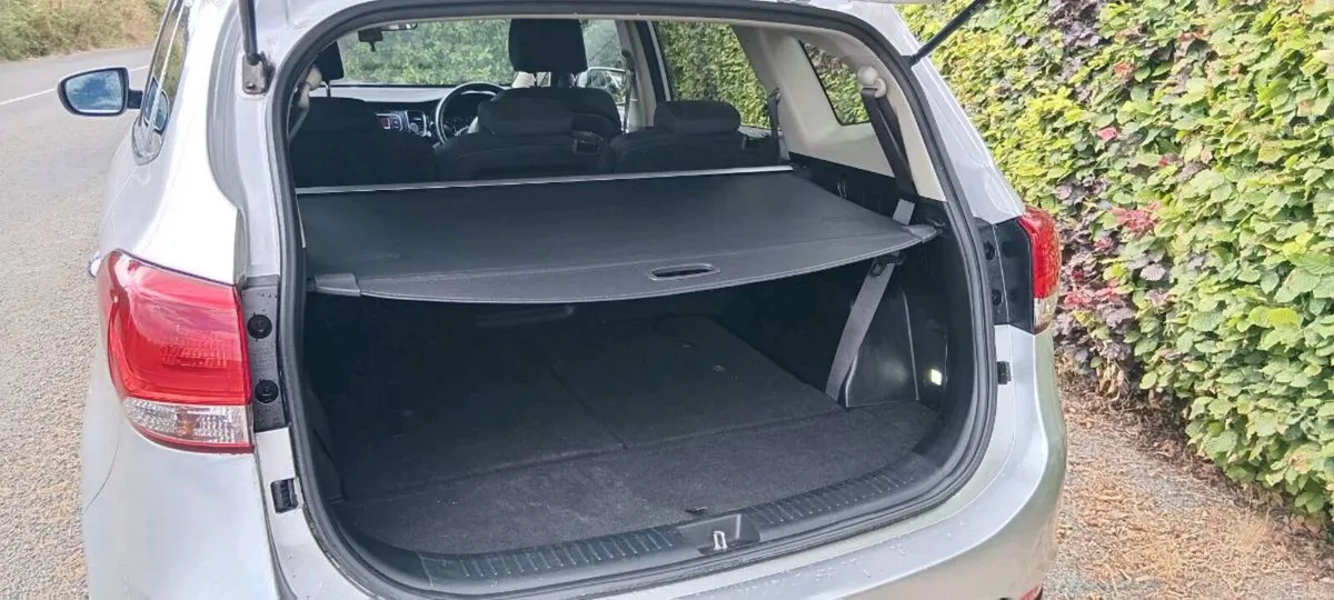 Car KIA Carens - Image 4