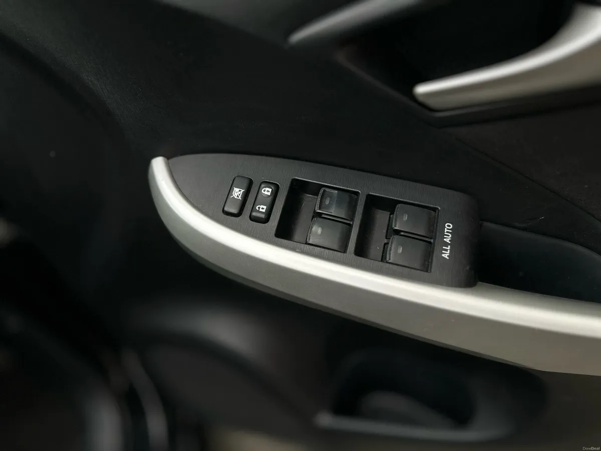 Toyota Prius 2014 hybrid - Image 5