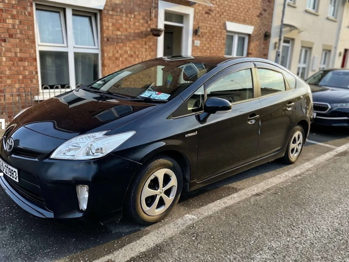 Toyota Prius 2014 hybrid - Image 1