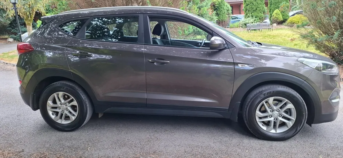 18 Hyundai Tucson,  FSH , NCT 3/28 - Image 2