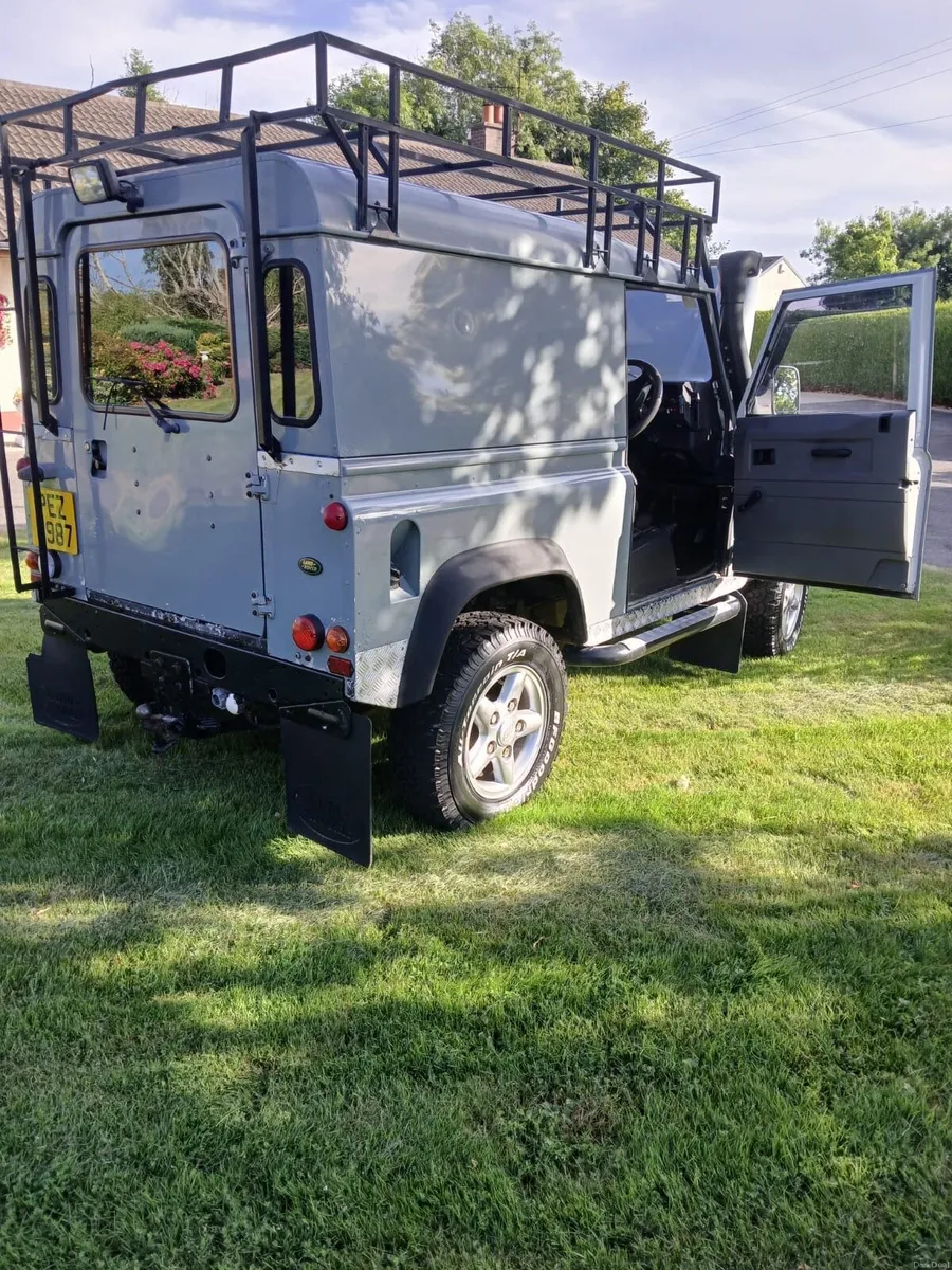Land Rover Defender 2001 - Image 3