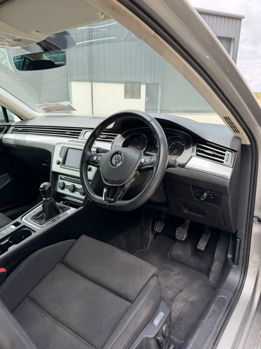 Volkswagen Passat 2017 - Image 2