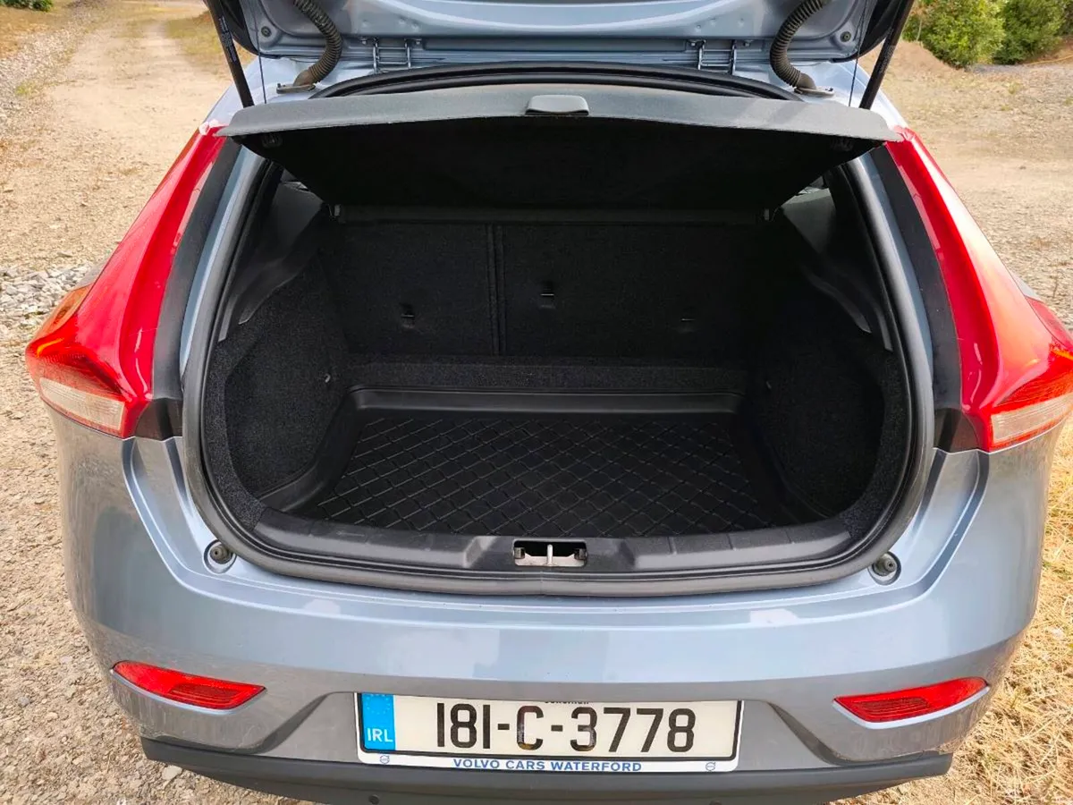 2018 Volvo V40 D2 Momentum 5Dr 6Sp Manual - Image 4