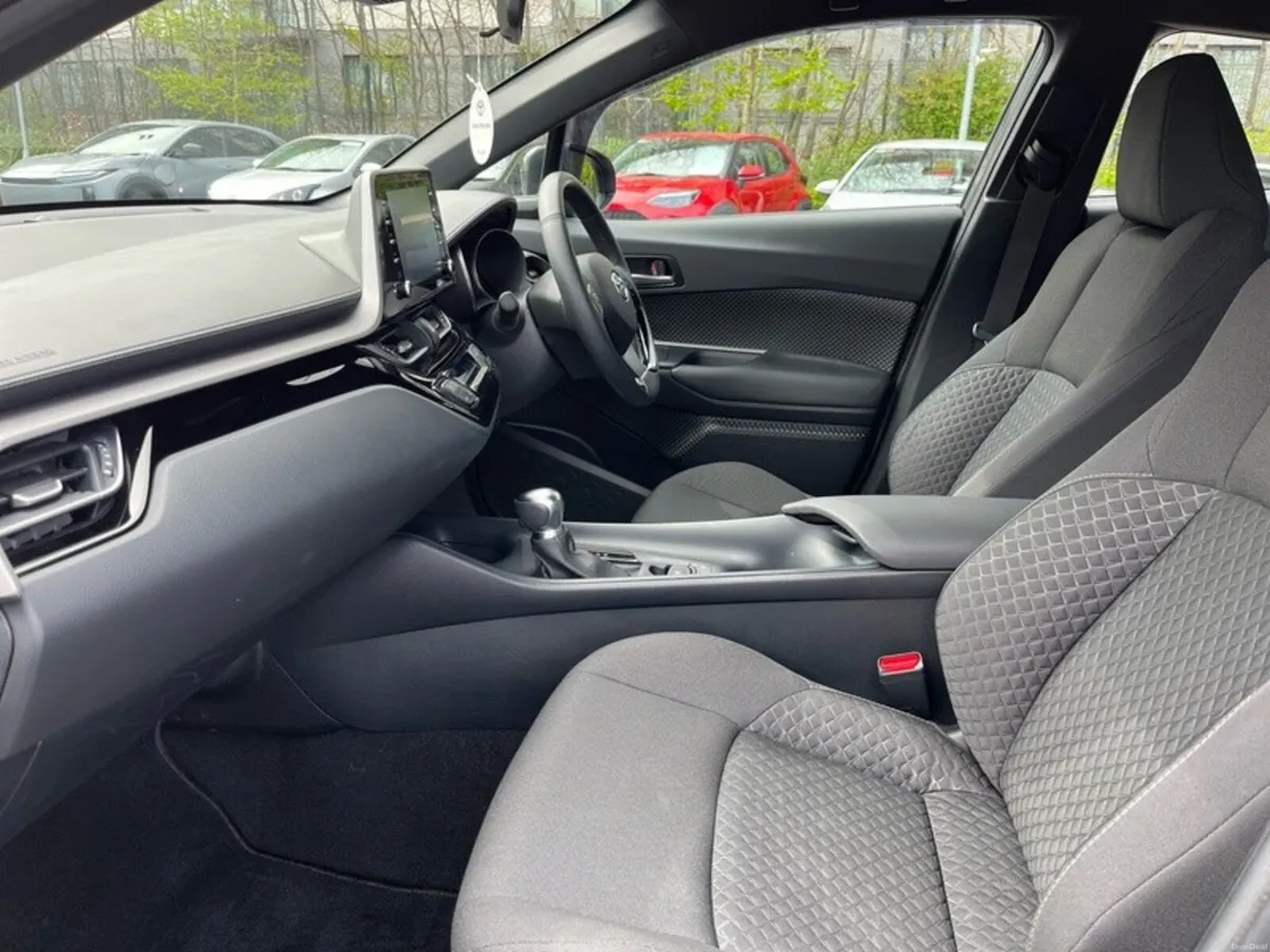 Toyota C-HR HYBRID LUNA 4DR AUTO - Image 6