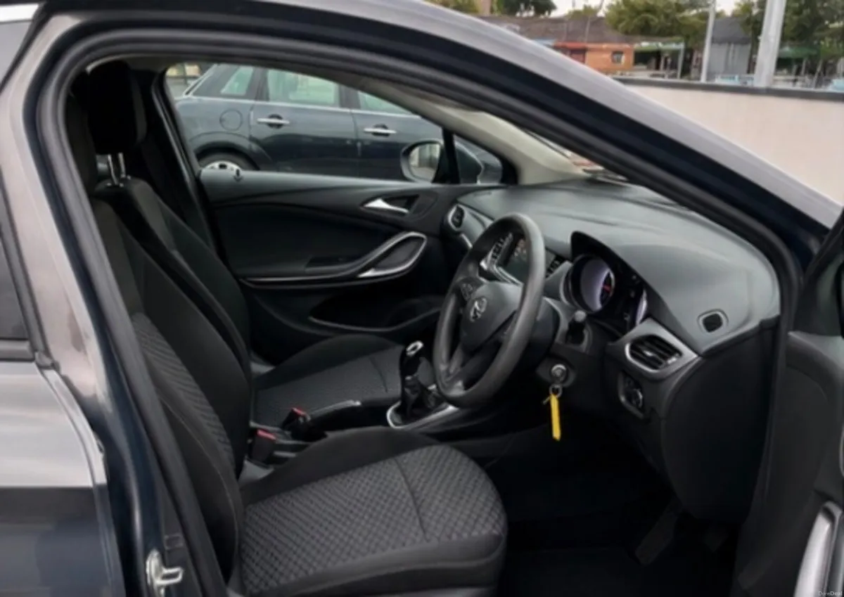 Opel Astra 2018 - Image 6
