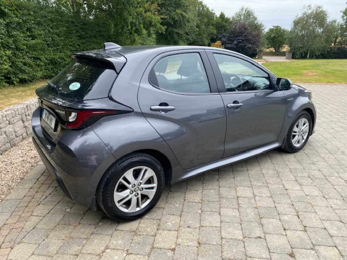 211 Toyota Yaris Luna 1.5 Hybrid - Image 3
