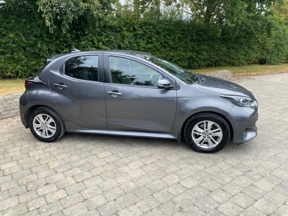 211 Toyota Yaris Luna 1.5 Hybrid - Image 2