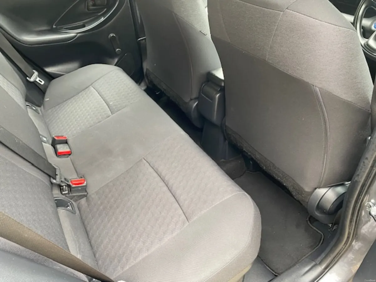 211 Toyota Yaris Luna 1.5 Hybrid - Image 6