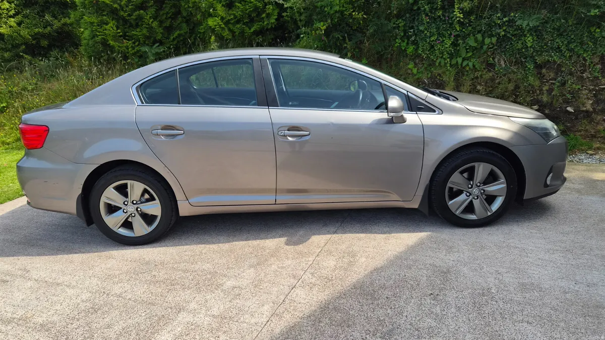 15 AVENSIS - IMMACULATE - FULLY REFURBISHED - Image 5