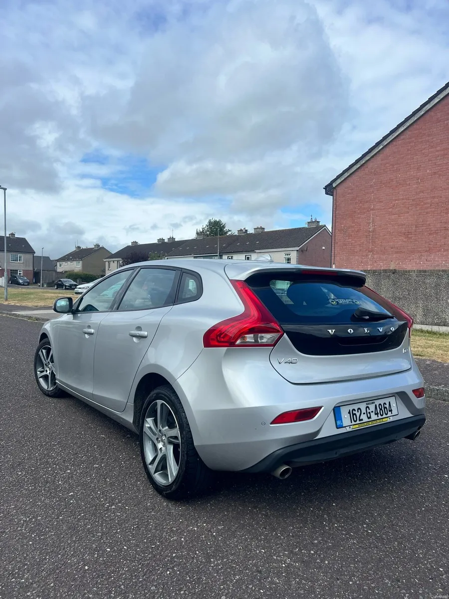 VOLVO V40 2016 AUTOMATIC LOW KM - Image 2