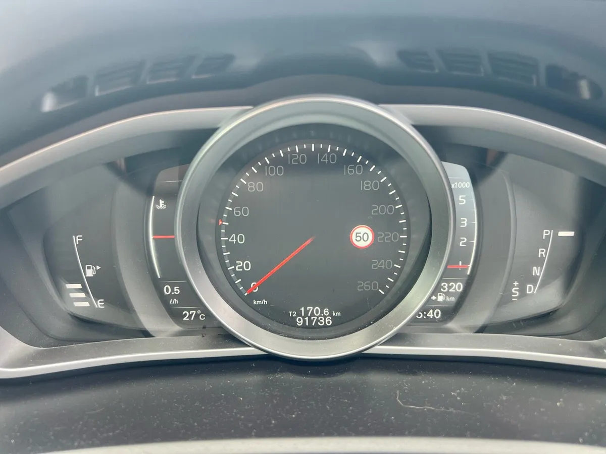 VOLVO V40 2016 AUTOMATIC LOW KM - Image 6