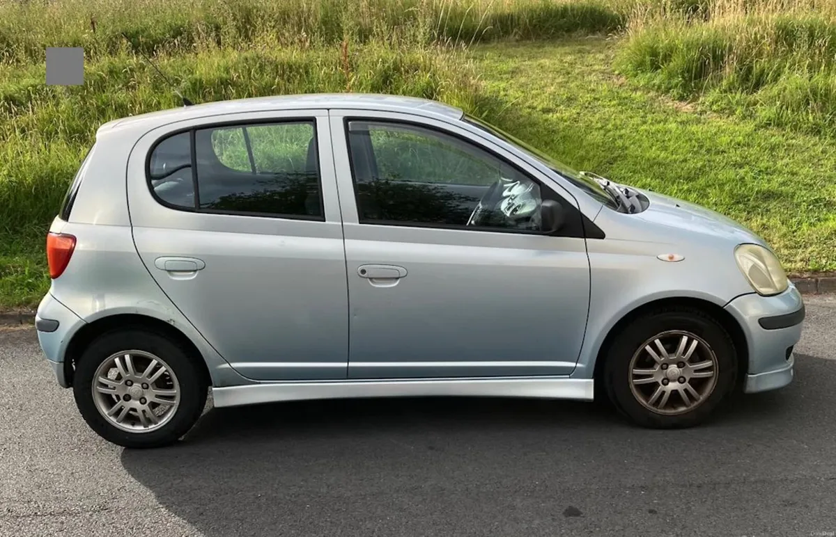 Toyota Yaris 2004 - Image 2