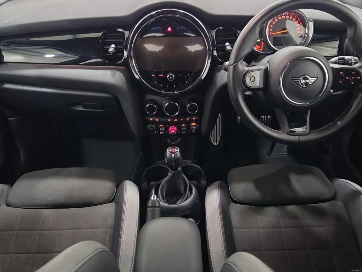 Mini Cooper 5-Door Cooper Sport - Image 4