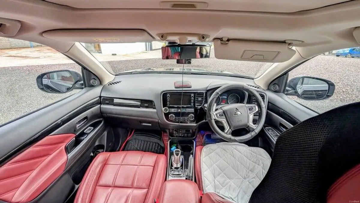 2016 Mitsubishi Outlander - Image 6