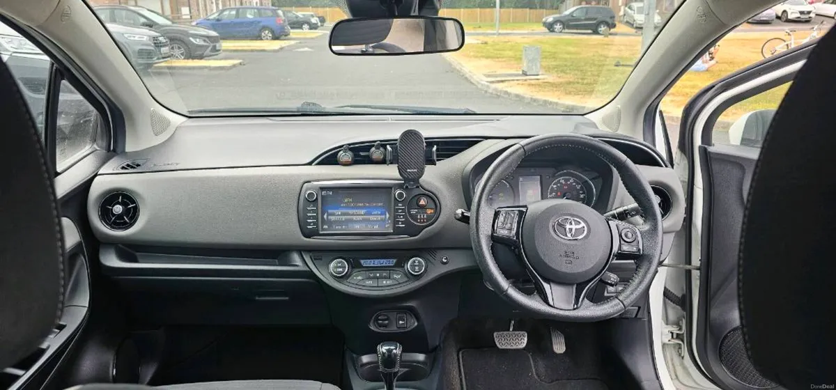 Toyota Yaris 1.5 petrol hybrid automatic 2019 - Image 5