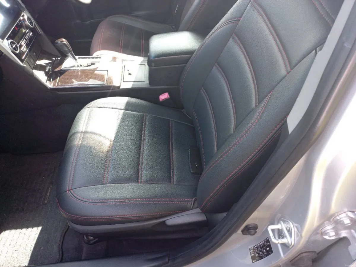 Toyota Camry 2013  Hybrid. - Image 5