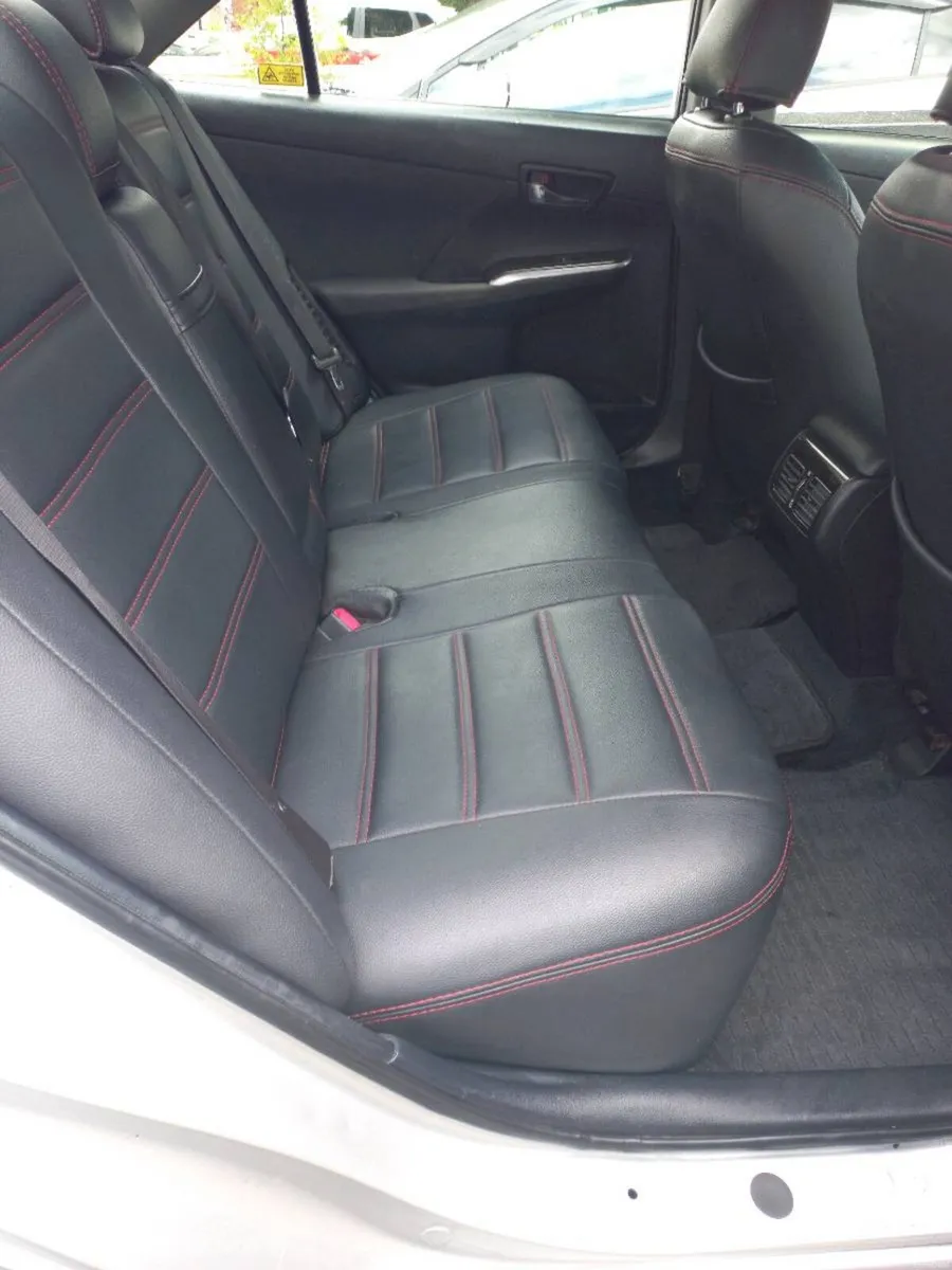 Toyota Camry 2013  Hybrid. - Image 3