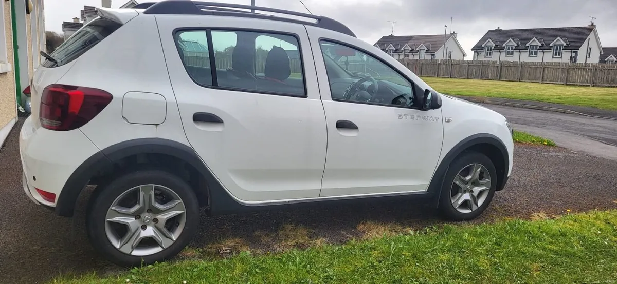 Dacia Sandero Stepway 2017 - excellent condition - Image 2