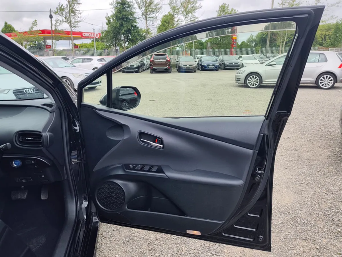 Toyota Prius 1.8L Petrol Hybrid Automatic (3937) - Image 6